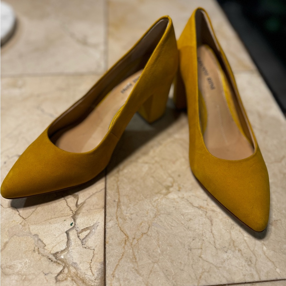 Gianni Bini heels yellow size 5.5